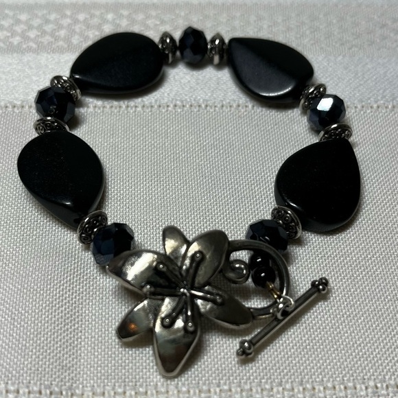 Beaded bracelet with unique flower clasp. Clasp closure is Silvertone. - Picture 2 of 4